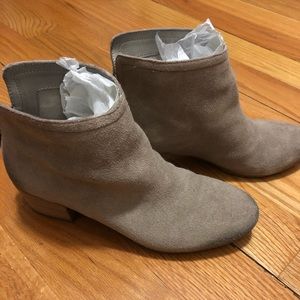 Kenneth Cole Reaction tan suede booties size 9